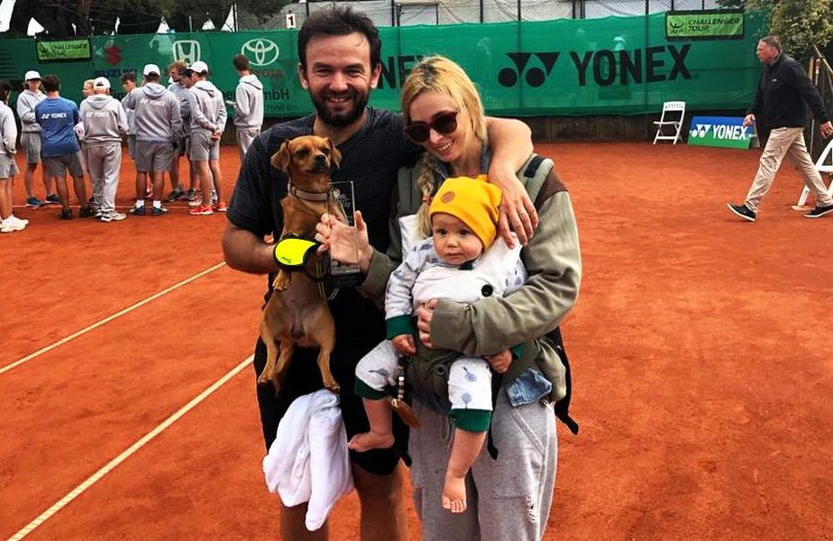 Florin Mergea, soția sa, Daiana, băiețelul lor, Noah, și câinele familiei, sărbătorind cu trofeul de la Meerbusch