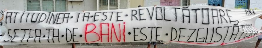 Banner-ul pe care suporterii FCSB nu l-au putut introduce în stadion la meciul cu Vitoria Guimaraes